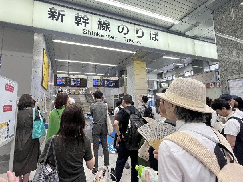 Customers wait for the resumption of operation of the Tokaido Shinkansen at JR Shizuoka station.